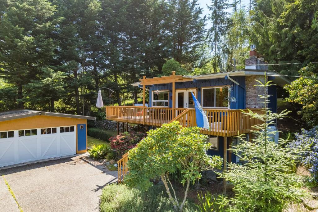 コープビルにあるMid-Century Beach Cabin by AvantStay Walk to Beachのデッキ付きツリーハウス