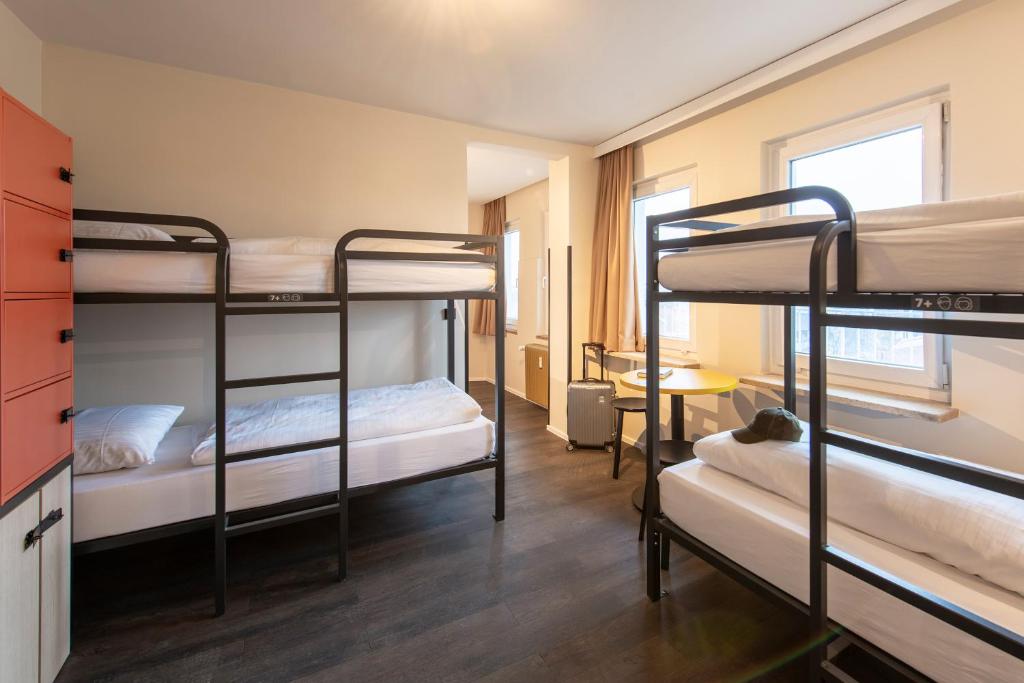 Postel nebo postele na pokoji v ubytování MEININGER Hotel München Zentrum