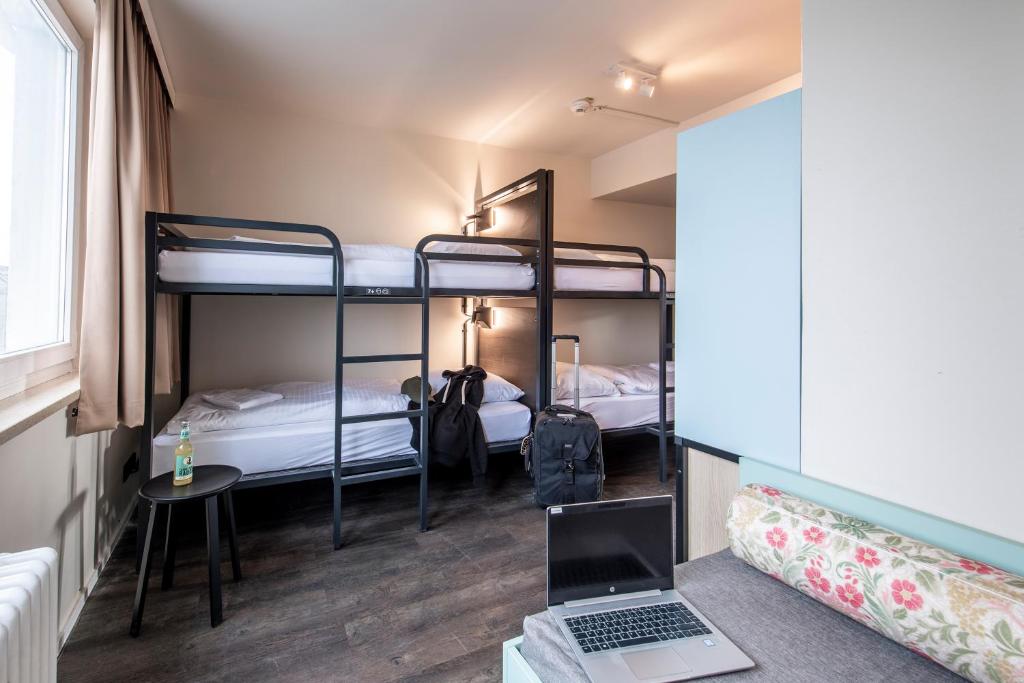 Postel nebo postele na pokoji v ubytování MEININGER Hotel München Zentrum