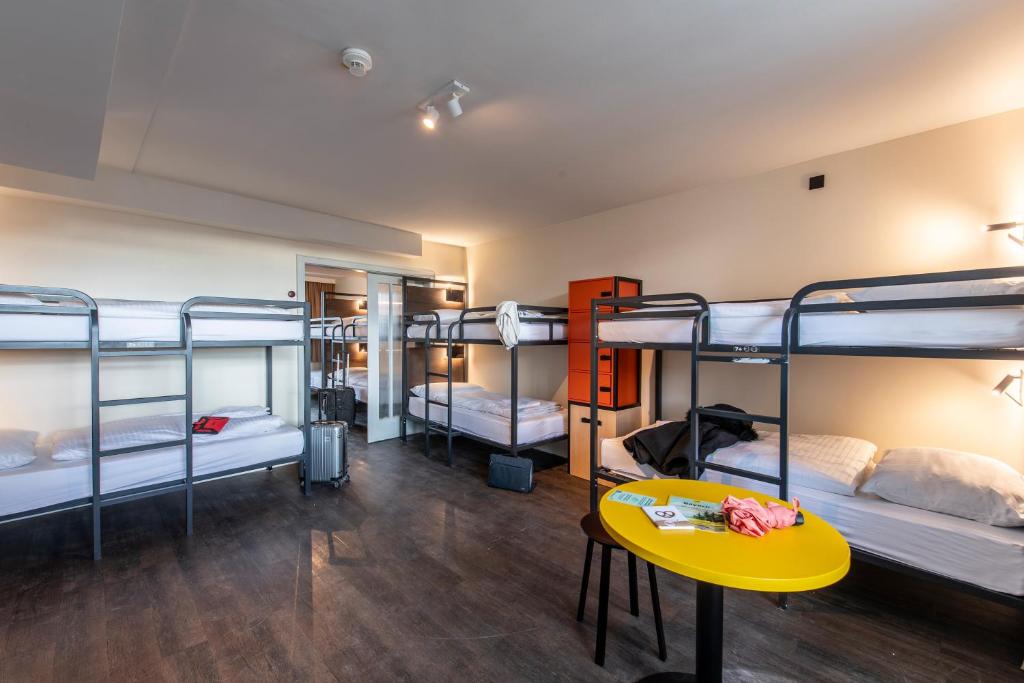 Postel nebo postele na pokoji v ubytování MEININGER Hotel München Zentrum