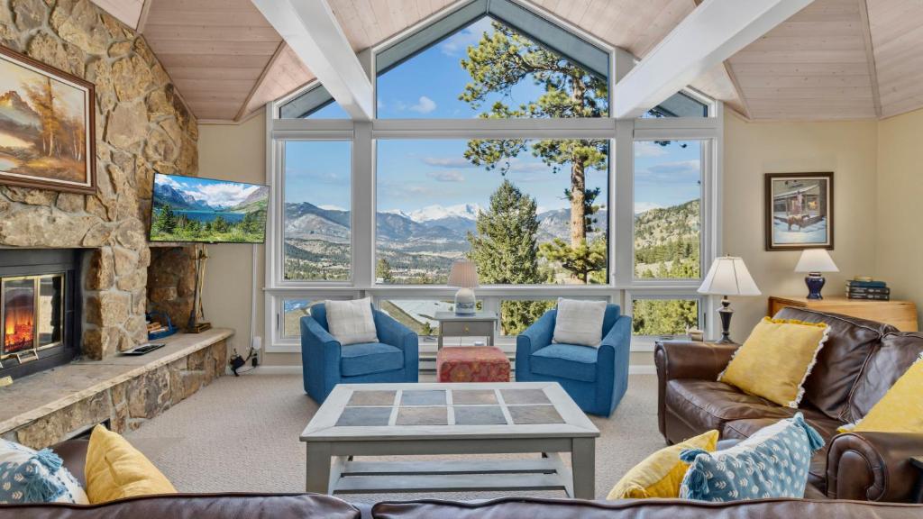 Nespecifikovaný výhled na hory nebo výhled na hory při pohledu z prázdninového domu