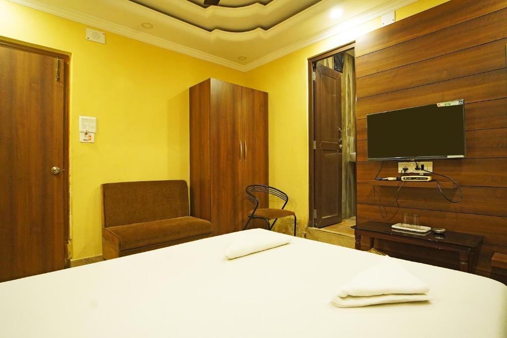 TV a/nebo společenská místnost v ubytování Hotel Samrat near Victoria Memorial !! Couple Friendly Hotel !!