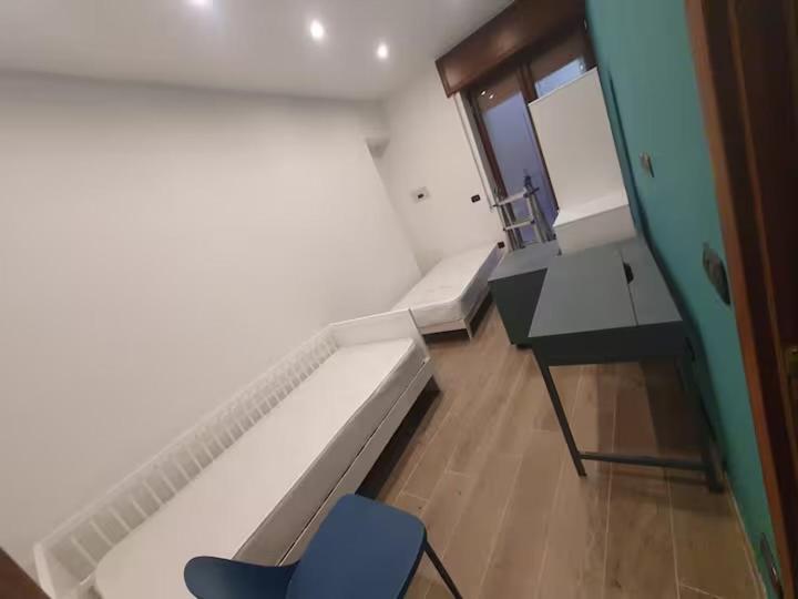 Pokój z kanapą, biurkiem i krzesłem w obiekcie CRISPI 74.1 - Apartment w mieście Neapol