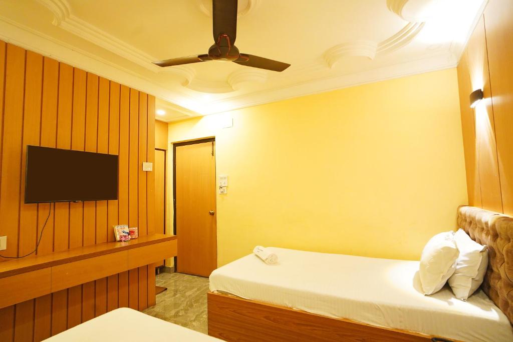 Postel nebo postele na pokoji v ubytování Hotel Samrat near Victoria Memorial !! Couple Friendly Hotel !!