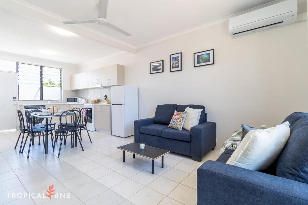 NightcliffKookaburra Suite 2 Bed Apt Walk To Foreshore的带沙发和桌子的客厅