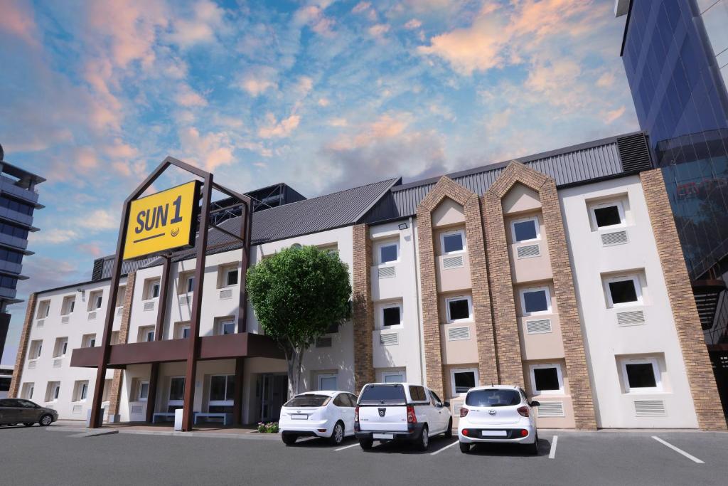 een groot gebouw met auto's geparkeerd op een parkeerplaats bij SUN1 Foreshore Cape Town in Kaapstad