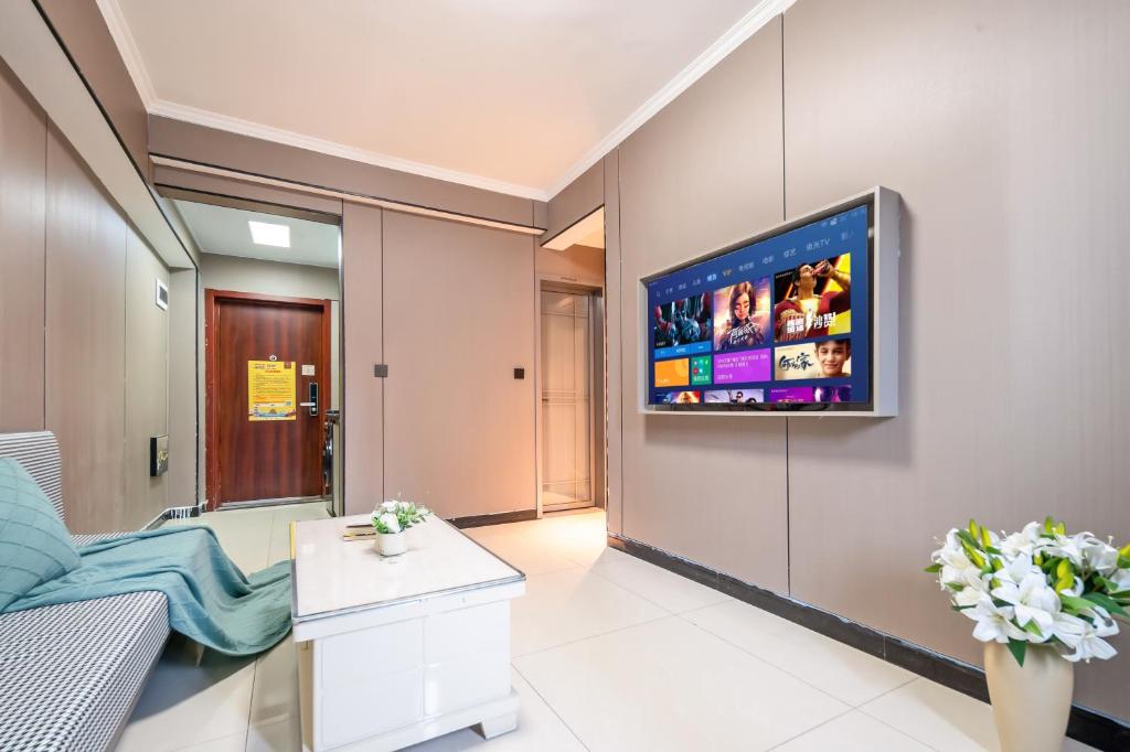 Xi'an Yongning Apartment Hotel的电视和/或娱乐中心
