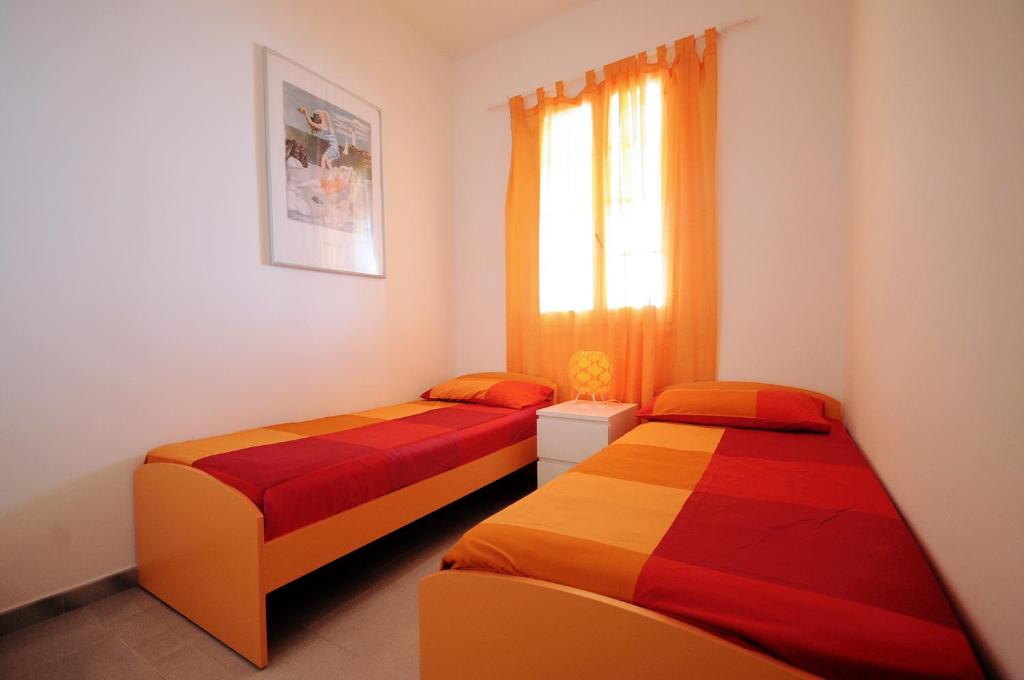 ガリポリにあるBaia Verde Apartmentsの窓付きの部屋 ベッド2台