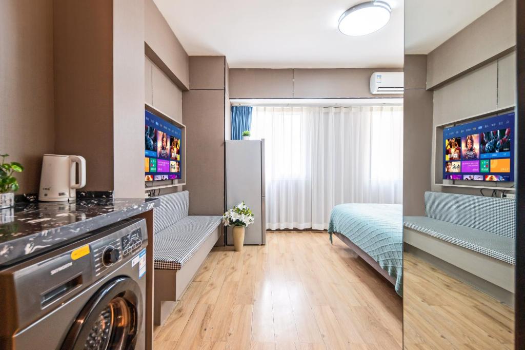 西安Xi'an Yongning Apartment Hotel的一间带洗衣机和烘干机的浴室
