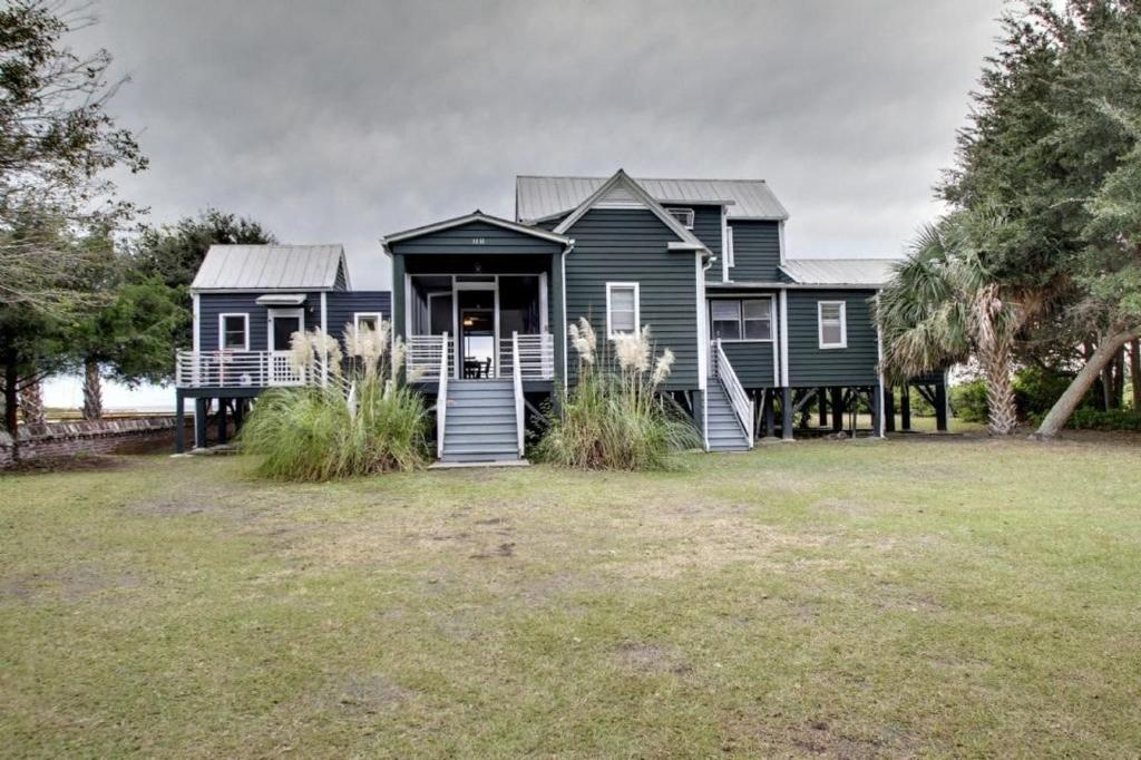 una casa con un grande cortile davanti di 1111 Middle Street by AvantStay Charming Historic Cottage Featured in Dear John Movie Beach Access a Sullivan's Island