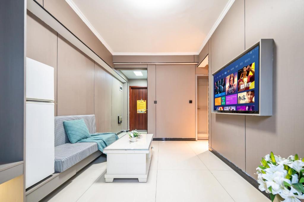 西安Xi'an Yongning Apartment Hotel的带沙发和平面电视的客厅