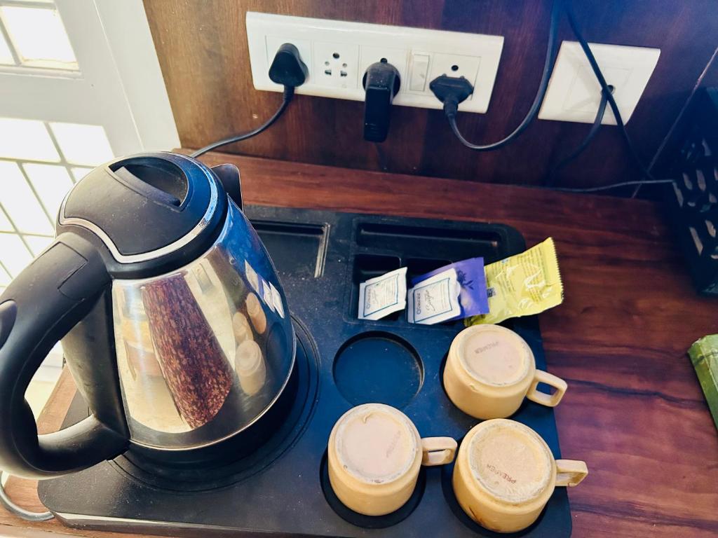 Příslušenství pro přípravu čaje a kávy v ubytování Hotel Jothi