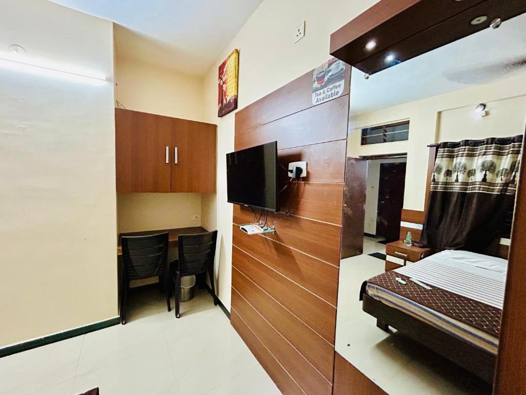 TV a/nebo společenská místnost v ubytování Hotel Jothi
