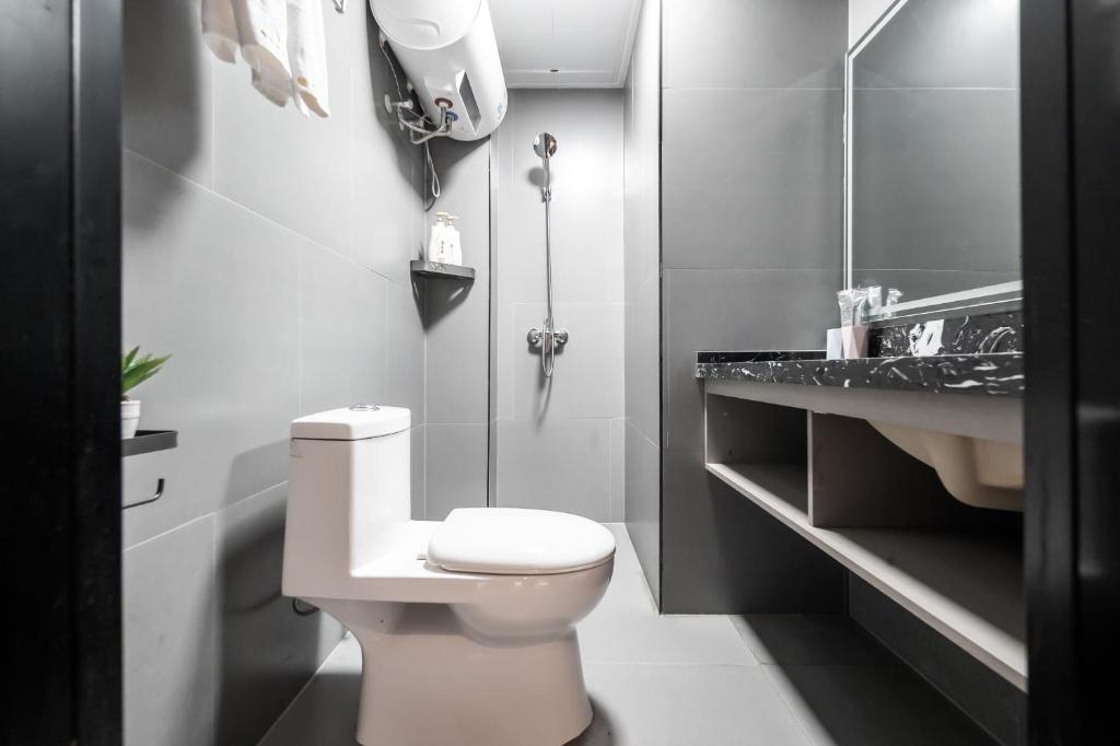 西安Xi'an Yongning Apartment Hotel的带马桶和水槽的浴室