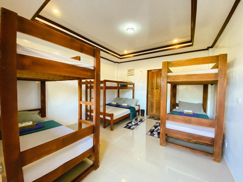 Palanda nebo palandy na pokoji v ubytování Hapitanan Hostel Siargao