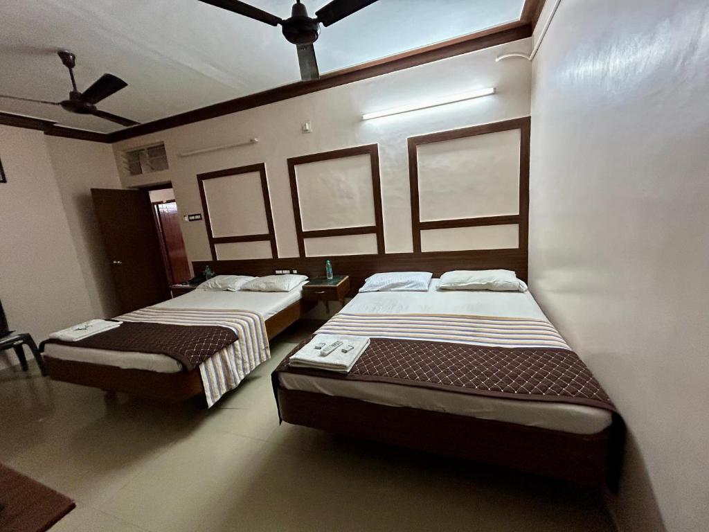 Postel nebo postele na pokoji v ubytování Hotel Jothi