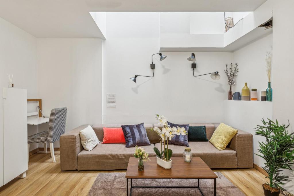 un salon avec un canapé et une table dans l'établissement Lavie Maison large comfy flat, à Bordeaux