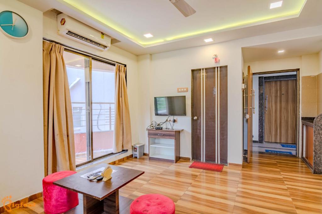 Pooja Villa Suites-Rooms and Pool, Igatpuri - King Room