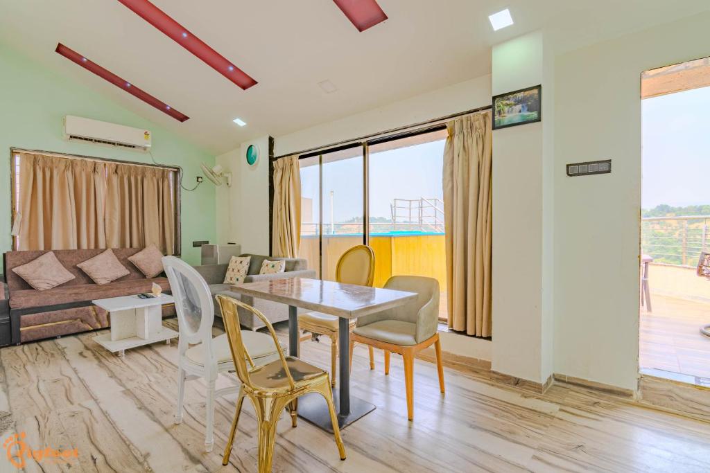 Pooja Villa Suites-Rooms and Pool, Igatpuri - Suite With Terrace