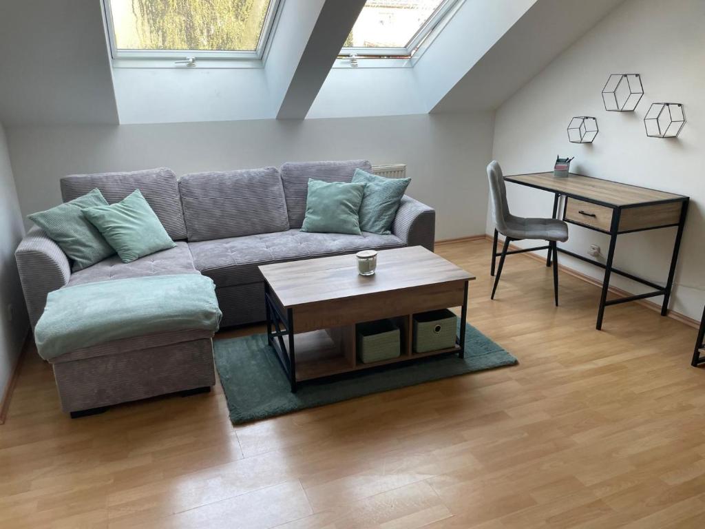 a living room with a couch and a table at Schöne Wohnung mit Parkplatz im Zentrum von Linz in Linz