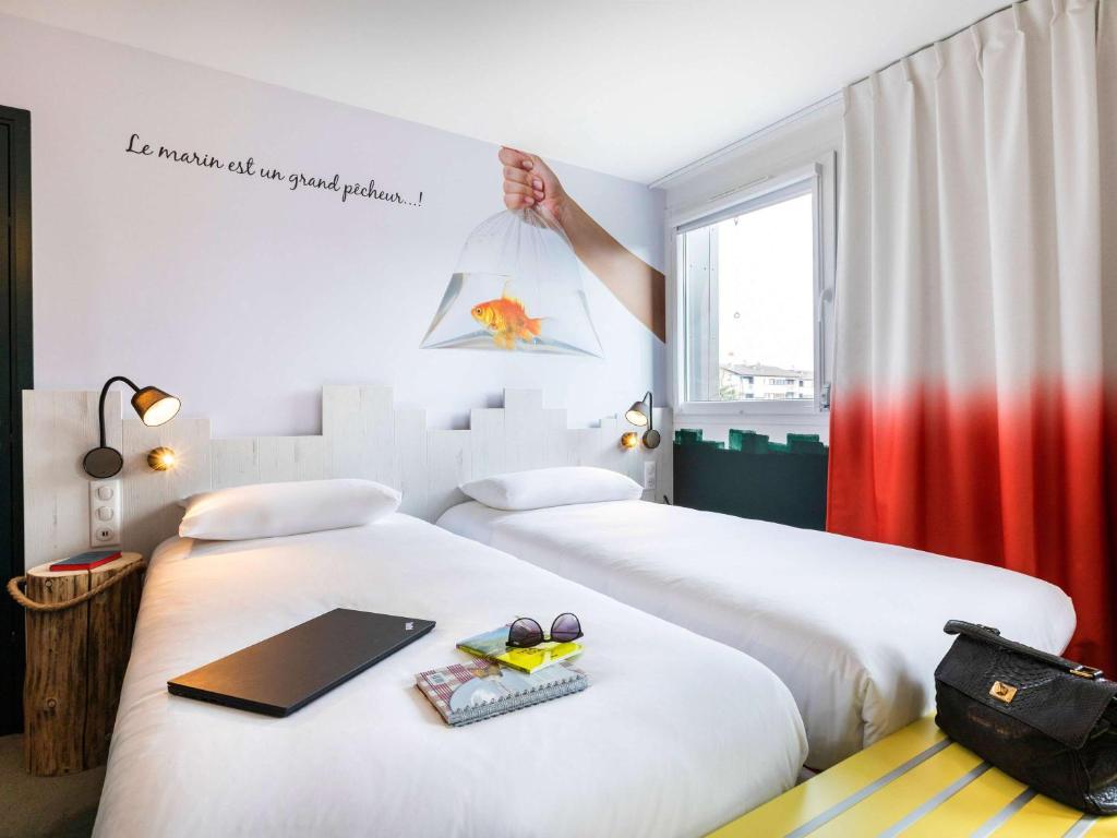 Postel nebo postele na pokoji v ubytování ibis Styles Thonon-les-Bains