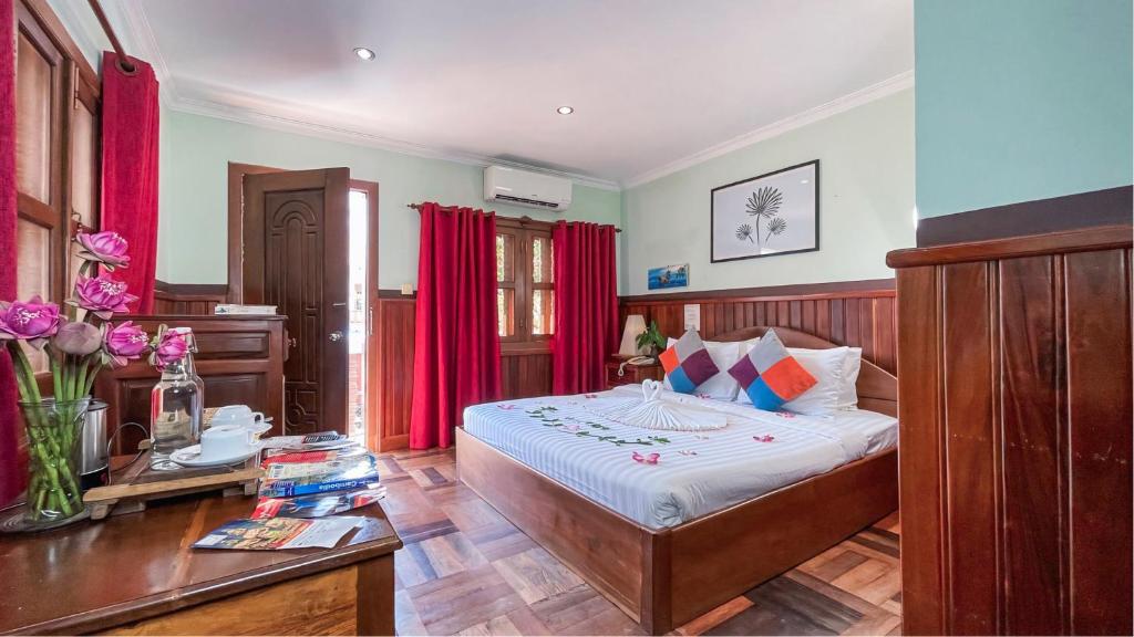Postel nebo postele na pokoji v ubytování Siem Reap Center Hotel