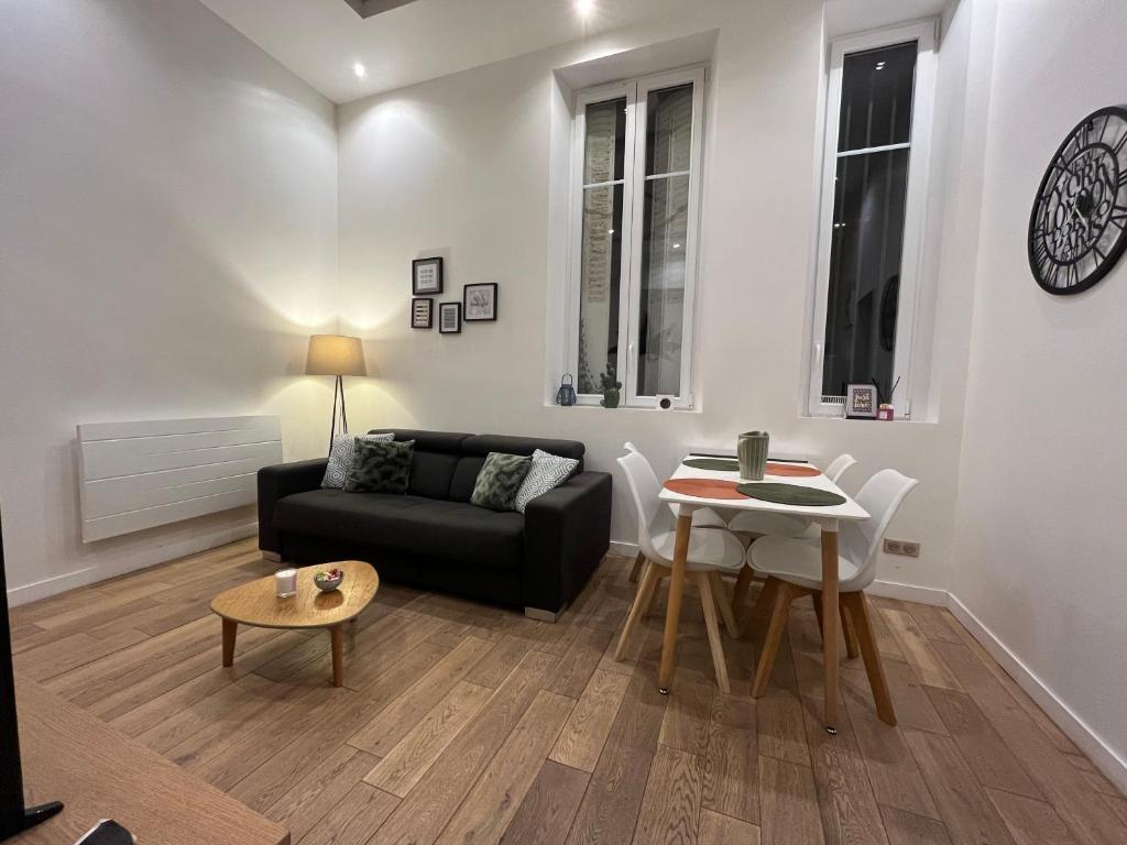 un salon avec un canapé et une table dans l'établissement La Cathédrale, à Reims