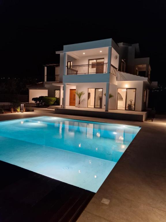 Bazén v ubytování Villa Paradiso nebo v jeho okolí