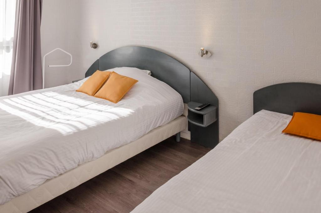 Postel nebo postele na pokoji v ubytování Logis Hôtels - Le Pont Bernet - Hotel 2 étoiles et restaurant