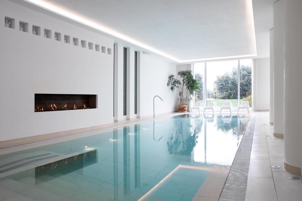 Bazén v ubytování Resort Collina d'Oro - Hotel, Residence & Spa nebo v jeho okolí