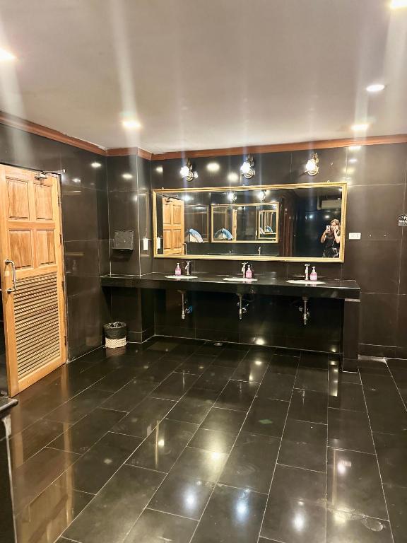 Kuchyň nebo kuchyňský kout v ubytování Chang Hostel Patong Phuket