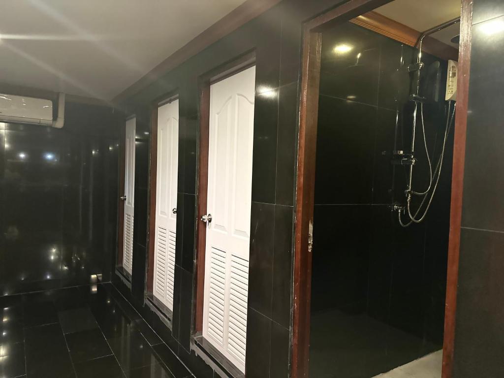 Koupelna v ubytování Chang Hostel Patong Phuket