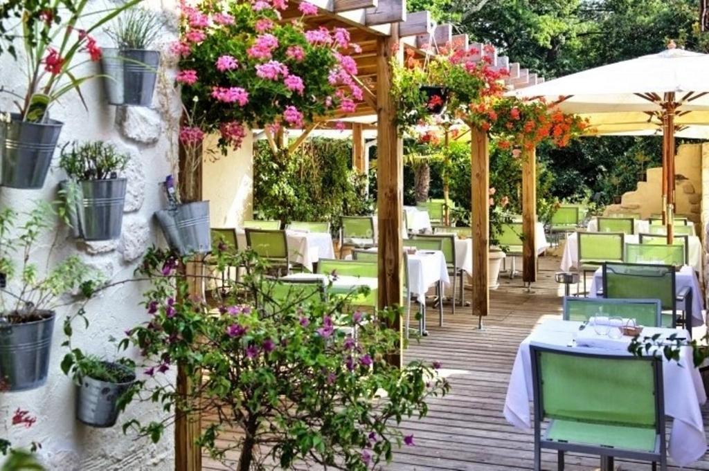 Zahrada ubytování Logis Hôtels - Le Pont Bernet - Hotel 2 étoiles et restaurant