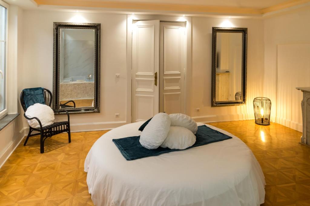 Postel nebo postele na pokoji v ubytování Suite Atemporelle - SPA room