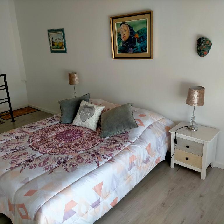 Posteľ alebo postele v izbe v ubytovaní Alaric Lodge: gîte champêtre avec parking privé.