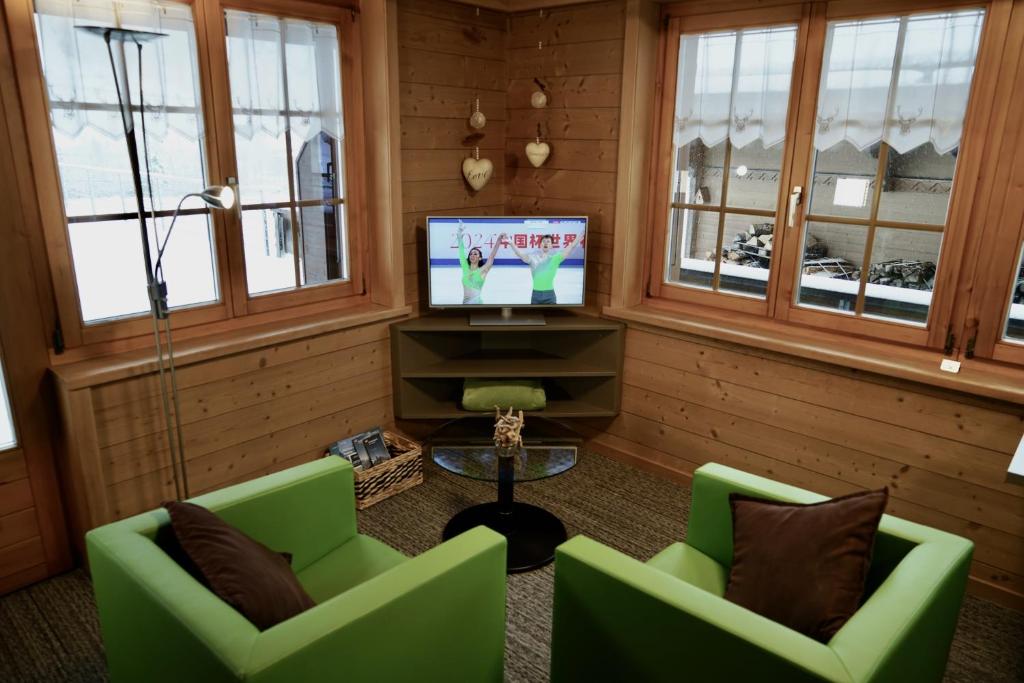 Televiisor ja/või meelelahutuskeskus majutusasutuses Chalet Schwendiboden