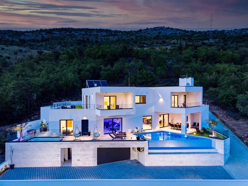 Bazén v ubytovaní NEW! Villa Top Hill, heated infinity pool, Jacuzzi, Sauna, 5 en-suite bedrooms, a Media room alebo v jeho blízkosti