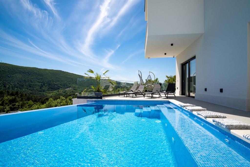 Bazén v ubytovaní NEW! Villa Top Hill, heated infinity pool, Jacuzzi, Sauna, 5 en-suite bedrooms, a Media room alebo v jeho blízkosti