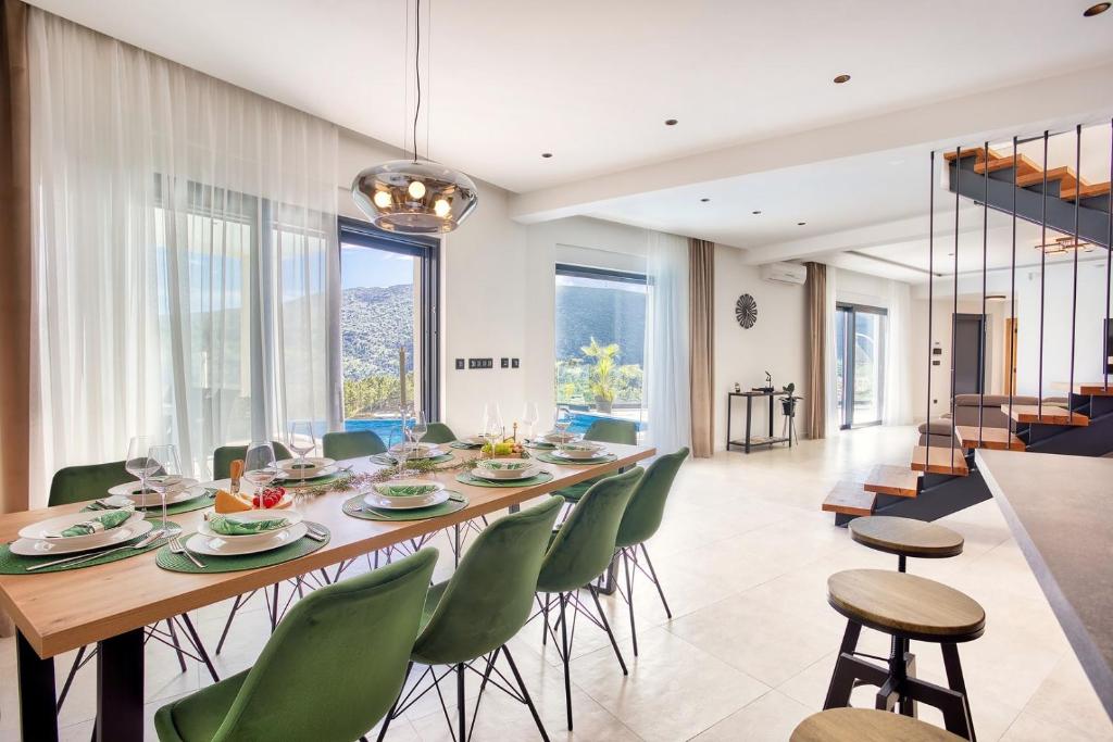 Posedenie v ubytovaní NEW! Villa Top Hill, heated infinity pool, Jacuzzi, Sauna, 5 en-suite bedrooms, a Media room