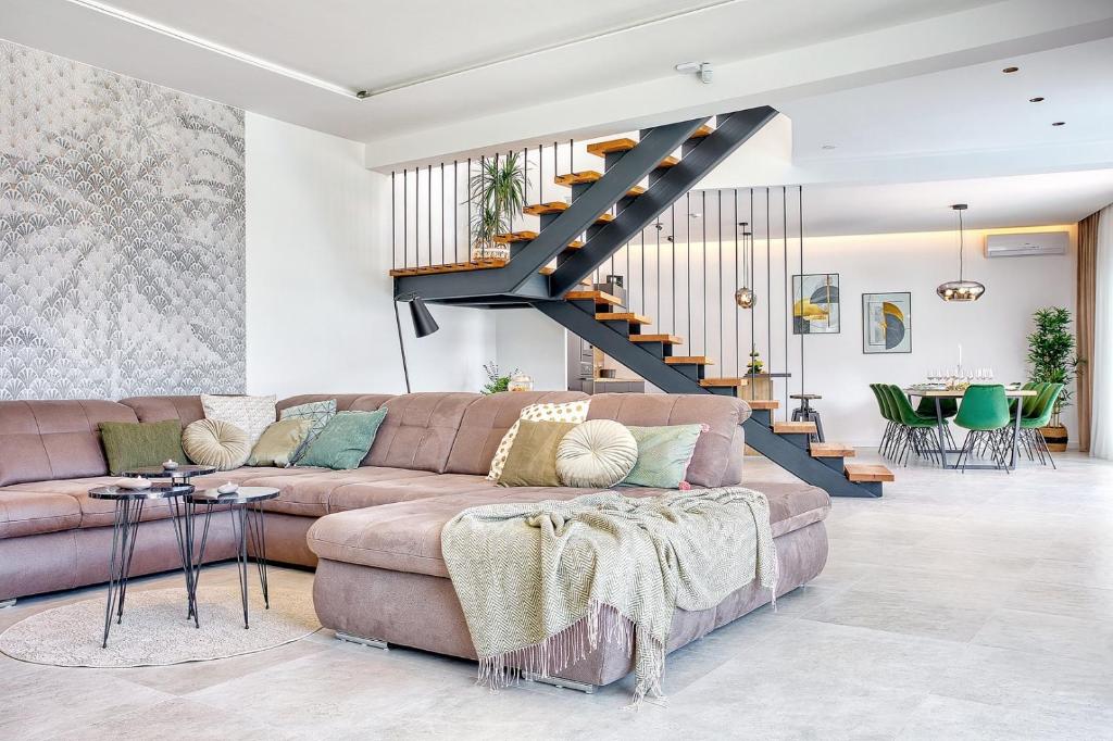 Posedenie v ubytovaní NEW! Villa Top Hill, heated infinity pool, Jacuzzi, Sauna, 5 en-suite bedrooms, a Media room