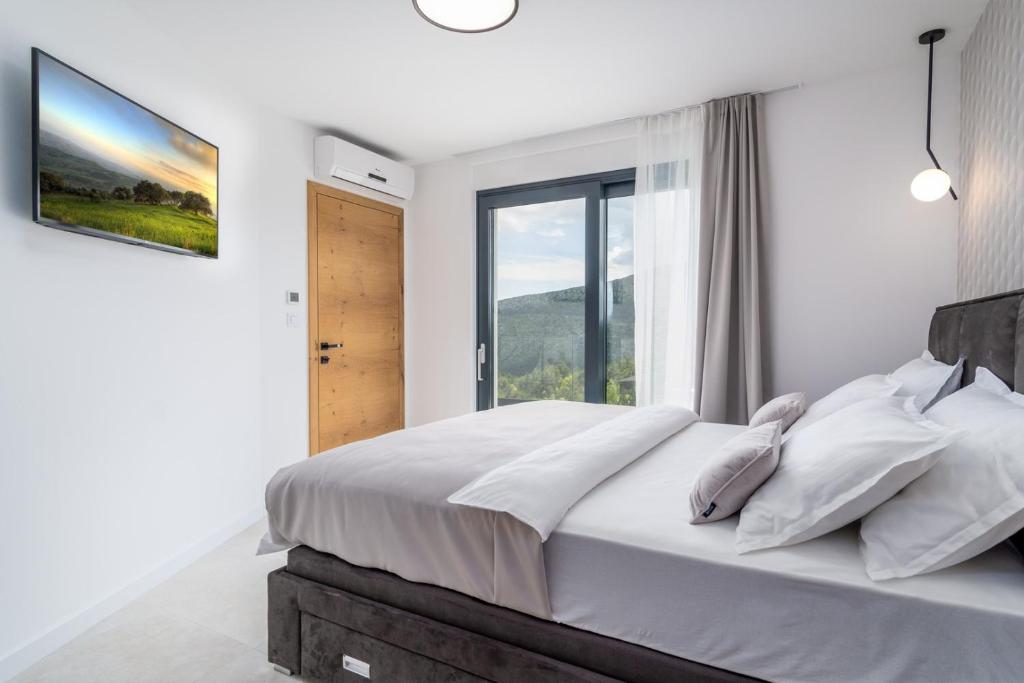 Posteľ alebo postele v izbe v ubytovaní NEW! Villa Top Hill, heated infinity pool, Jacuzzi, Sauna, 5 en-suite bedrooms, a Media room