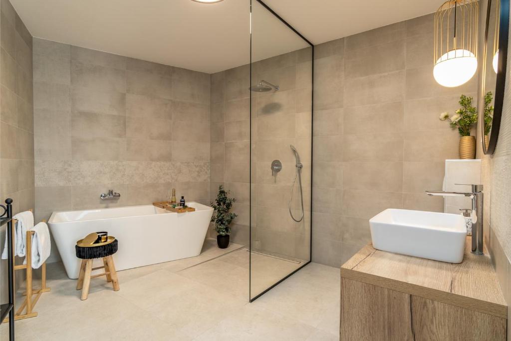 Kúpeľňa v ubytovaní NEW! Villa Top Hill, heated infinity pool, Jacuzzi, Sauna, 5 en-suite bedrooms, a Media room