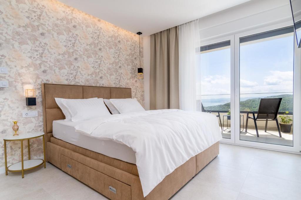 Posteľ alebo postele v izbe v ubytovaní NEW! Villa Top Hill, heated infinity pool, Jacuzzi, Sauna, 5 en-suite bedrooms, a Media room