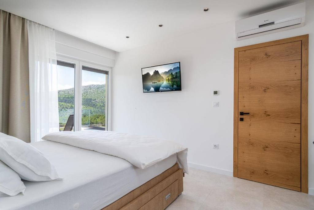 Posteľ alebo postele v izbe v ubytovaní NEW! Villa Top Hill, heated infinity pool, Jacuzzi, Sauna, 5 en-suite bedrooms, a Media room