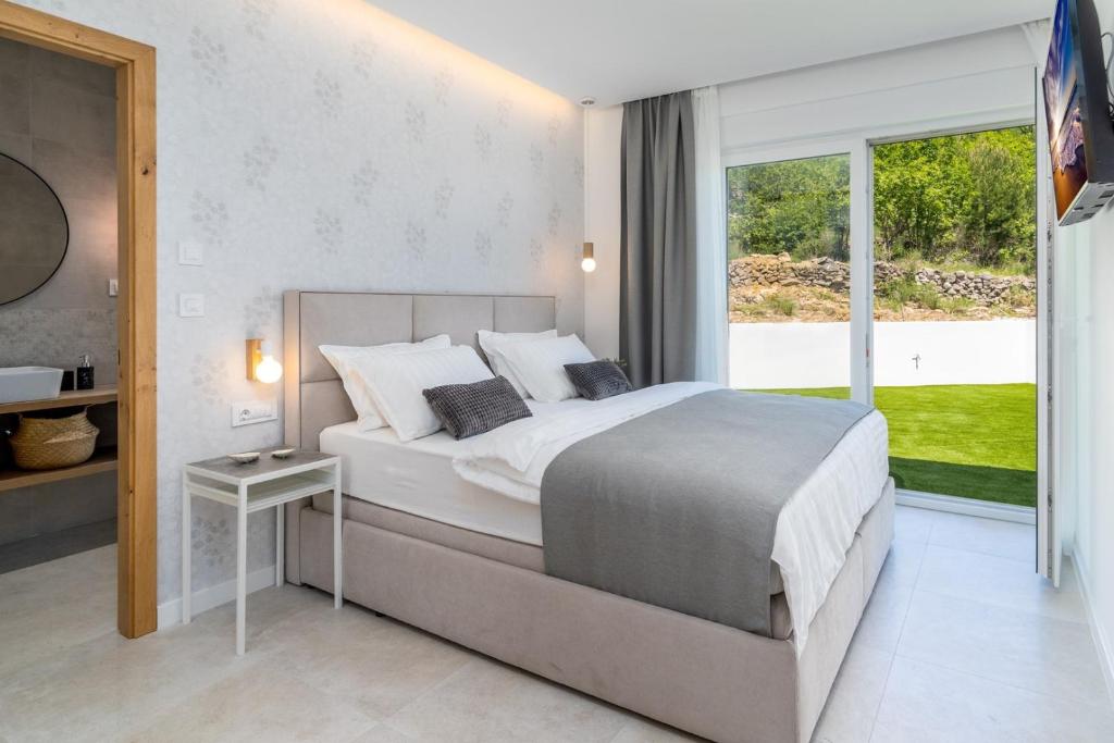 Posteľ alebo postele v izbe v ubytovaní NEW! Villa Top Hill, heated infinity pool, Jacuzzi, Sauna, 5 en-suite bedrooms, a Media room
