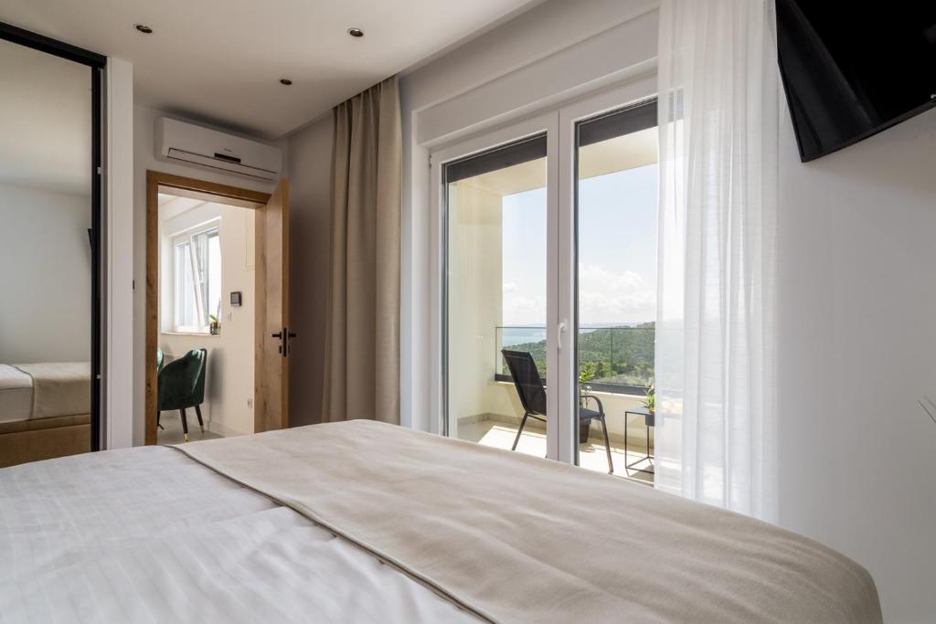 Posteľ alebo postele v izbe v ubytovaní NEW! Villa Top Hill, heated infinity pool, Jacuzzi, Sauna, 5 en-suite bedrooms, a Media room