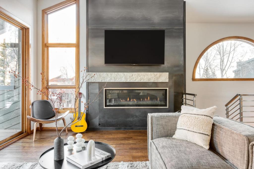 un soggiorno con divano e camino di Pandora by AvantStay Modern Mountain Escape in Great Location @ Entrance of Bear Creek Trail a Telluride
