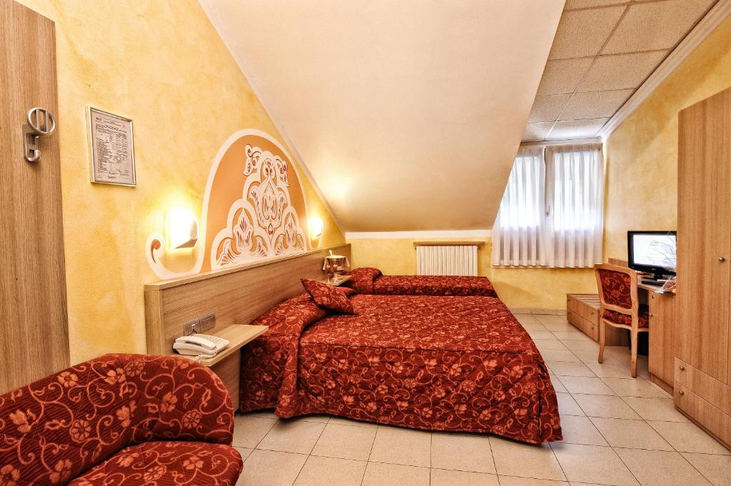 Stella Alpina Hotel e Ristorante - Triple Room With Shower