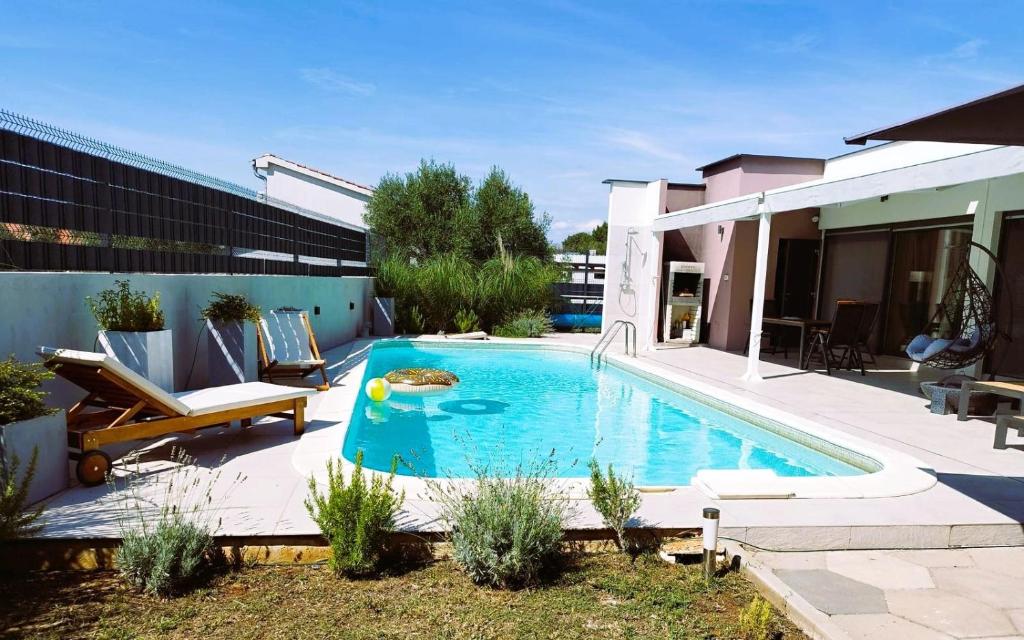 ein Swimmingpool im Hinterhof eines Hauses in der Unterkunft Villa Nika in Peroj