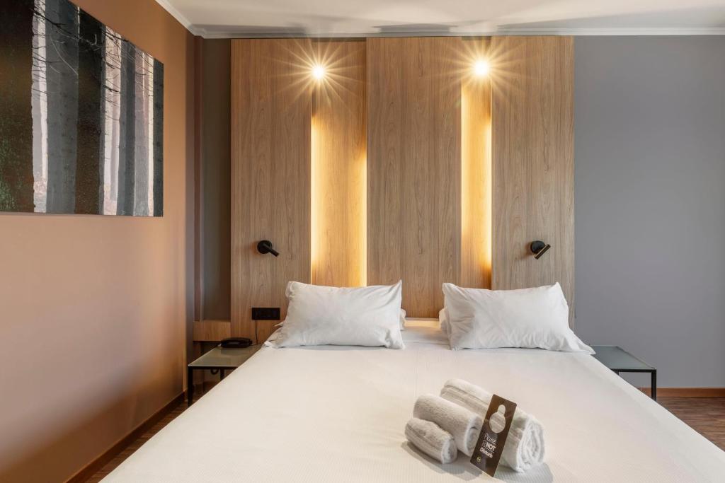 Postel nebo postele na pokoji v ubytování B&B HOTEL Cuneo Cristal